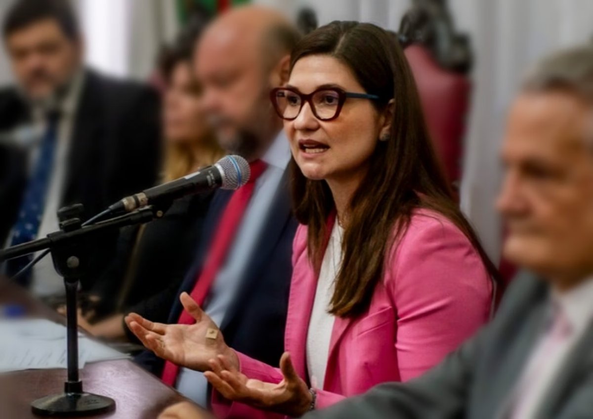 Professora e filha do vice-presidente do STF é cusparada e xingada em universidade federal.