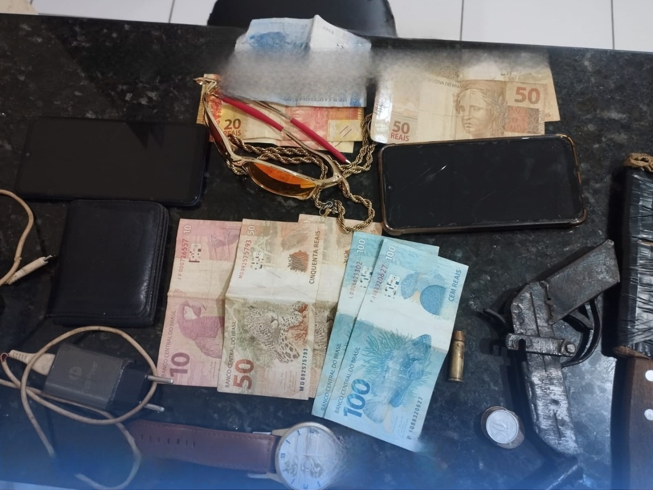 Barrreira policial na estrada entre Caxias e Aldeias Altas resulta na prisão de trio com arma caseira.