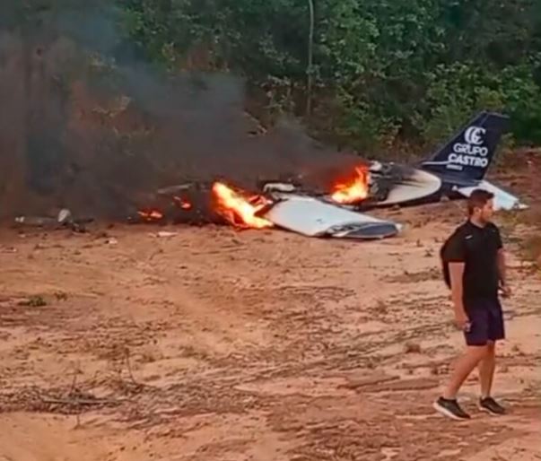 Avião cai em Passo do Lumiar na tarde deste domingo com 6 pessoas a bordo; todos sobrevivem.